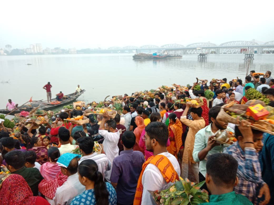 छठ पर्व के आखिरी दिन घाटों पर उमड़ी भक्‍तों की भीड़, जानें उगते सूर्य को दिया गया अर्घ्य, कैसे करें व्रत का पारण