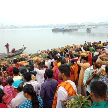 छठ पर्व के आखिरी दिन घाटों पर उमड़ी भक्‍तों की भीड़, जानें उगते सूर्य को दिया गया अर्घ्य, कैसे करें व्रत का पारण