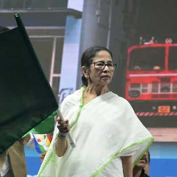 कोलकाता में 120 CNG बसों को हरी झंडी, 12.56 लाख विद्यार्थियों को साइकिलें देंगी ममता बनर्जी