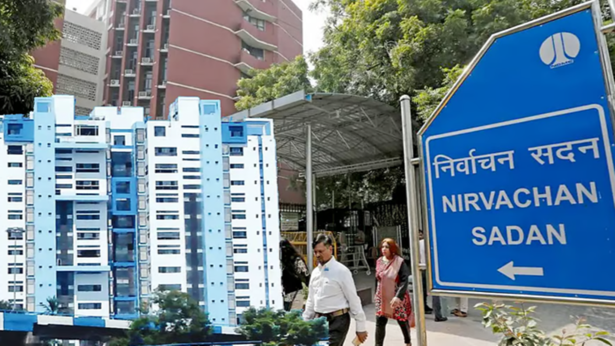 राज्य के सात अधिकारियों को नौकरी से निलंबित, SIR में आयोग की कड़ी कार्रवाई