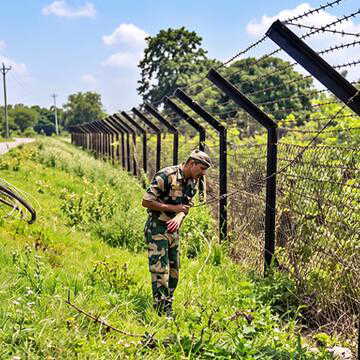 सीमा क्षेत्रों में कांटेदार बाड़ लगाने के बंगाल सरकार के फैसले से स्थानीय खुश, कहा - पूरा करेंगे सहयोग