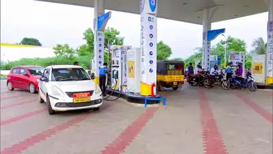 पेट्रोल पंपों पर भीड़ कम करने की कवायद, सरकार बोली- ईंधन भरपूर, बस खरीदने का तरीका बदलिए