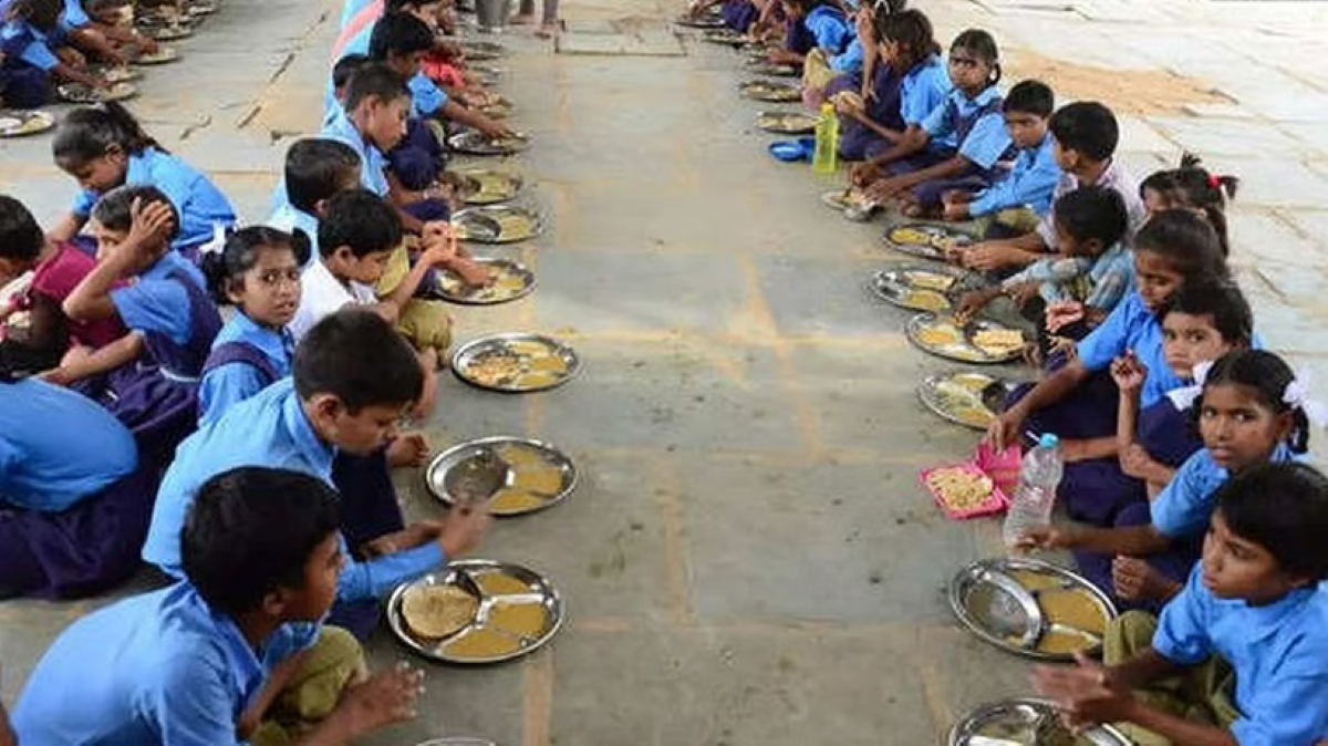 स्कूल के खाने से फूड पॉइजनिंग? मिड-डे मील खाने के बाद 70 छात्र हुए बीमार