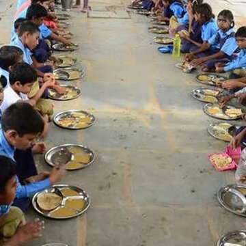 स्कूल के खाने से फूड पॉइजनिंग? मिड-डे मील खाने के बाद 70 छात्र हुए बीमार