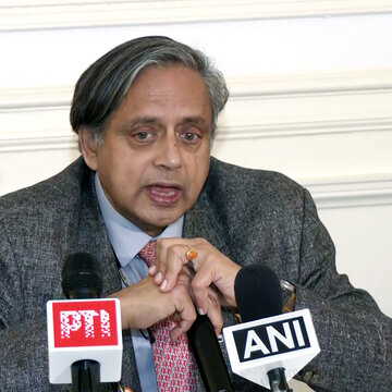 AI समिट में थरूर की चेतावनी: ओपन डेटा हो, पर निजता से समझौता नहीं