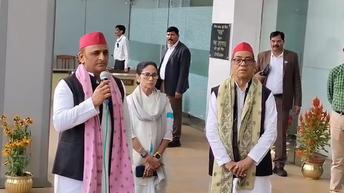 ममता बनर्जी से मिले अखिलेश यादव, कहा - देश में एकमात्र दीदी ही कर सकती हैं भाजपा से मुकाबला