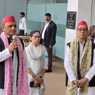 ममता बनर्जी से मिले अखिलेश यादव, कहा - देश में एकमात्र दीदी ही कर सकती हैं भाजपा से मुकाबला