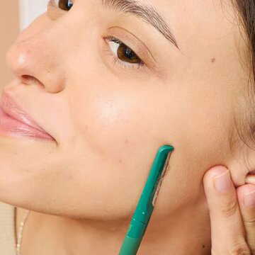 बिना वैक्स और रेज़र के चेहरे के अनचाहे बाल हटाने के आसान तरीके