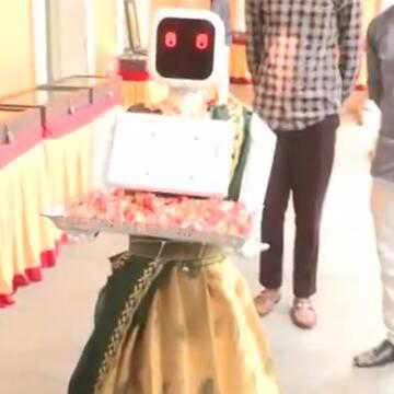 Puducherry Election : मतदान बूथ पर वोटरों का स्वागत कर रही है फ्यूचरीस्टिक रोबोट 'नीला', Video