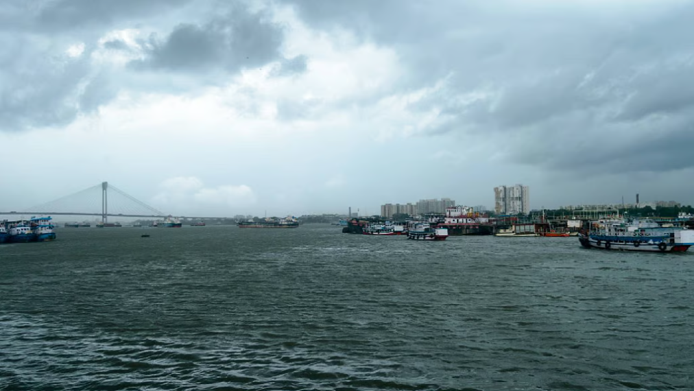 सप्ताहांत में कैसा रहेगा मौसम? क्या ठंड के आने में बारिश बनेगी बाधा?