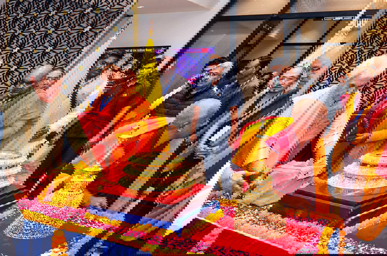 भगवान बुद्ध के पवित्र अवशेषों को काल्मिकिया से भारत लेकर लौटे मनोज सिन्हा