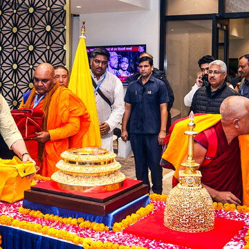 भगवान बुद्ध के पवित्र अवशेषों को काल्मिकिया से भारत लेकर लौटे मनोज सिन्हा
