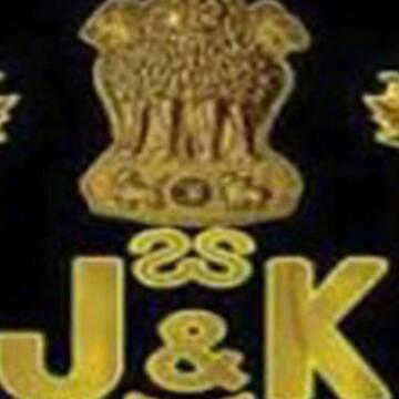 सोनमर्ग पुलिस की ईमानदारी: पर्यटक का खोया सोने का कंगन एयरपोर्ट पर लौटाया