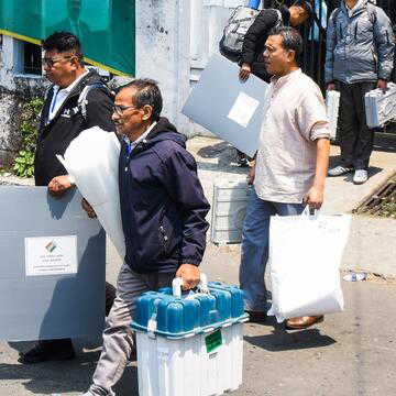 बंगाल में लोकतंत्र का उत्सव शुरू, पहले चरण की वोटिंग में भारी उत्साह