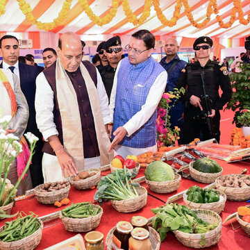 उत्तराखंड को कहा वीरभूमि, राजनाथ सिंह ने शहीद परिवारों और सीमा सुरक्षा की तारीफ की
