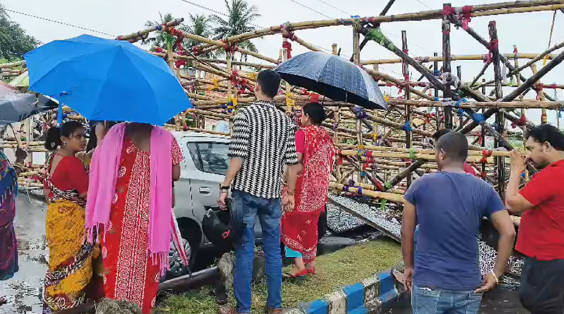 कोलकाता में तेज हवाओं के झोंके से न्यू टाउन के पास दुर्गा पूजा पंडाल का तोरण ढहा