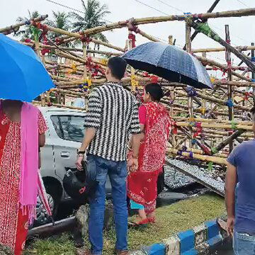 कोलकाता में तेज हवाओं के झोंके से न्यू टाउन के पास दुर्गा पूजा पंडाल का तोरण ढहा