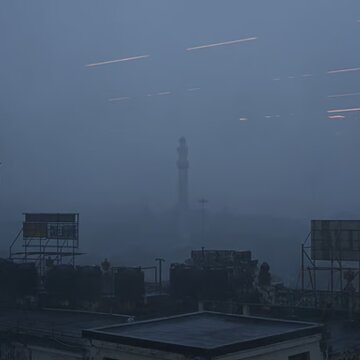 दोपहर में छाया अंधेरा, तेज बारिश में सामने की चीजें भी दिखने लगीं धुंधली