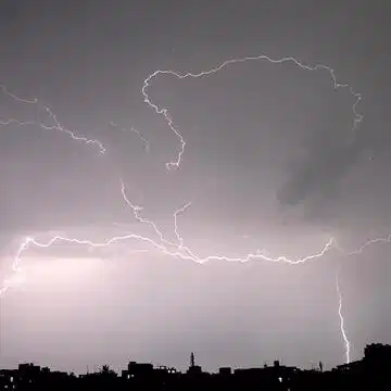 भारी बारिश के बीच रिकॉर्ड बिजली गिरने से दहला कोलकाता,  दो घंटे में करीब 400 बार गिरी बिजली