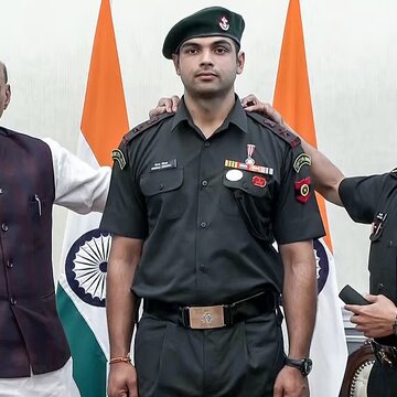 भारतीय सेना में लेफ्टिनेंट कर्नल बने नीरज चोपड़ा, रक्षा मंत्री राजनाथ सिंह ने दी उपाधि