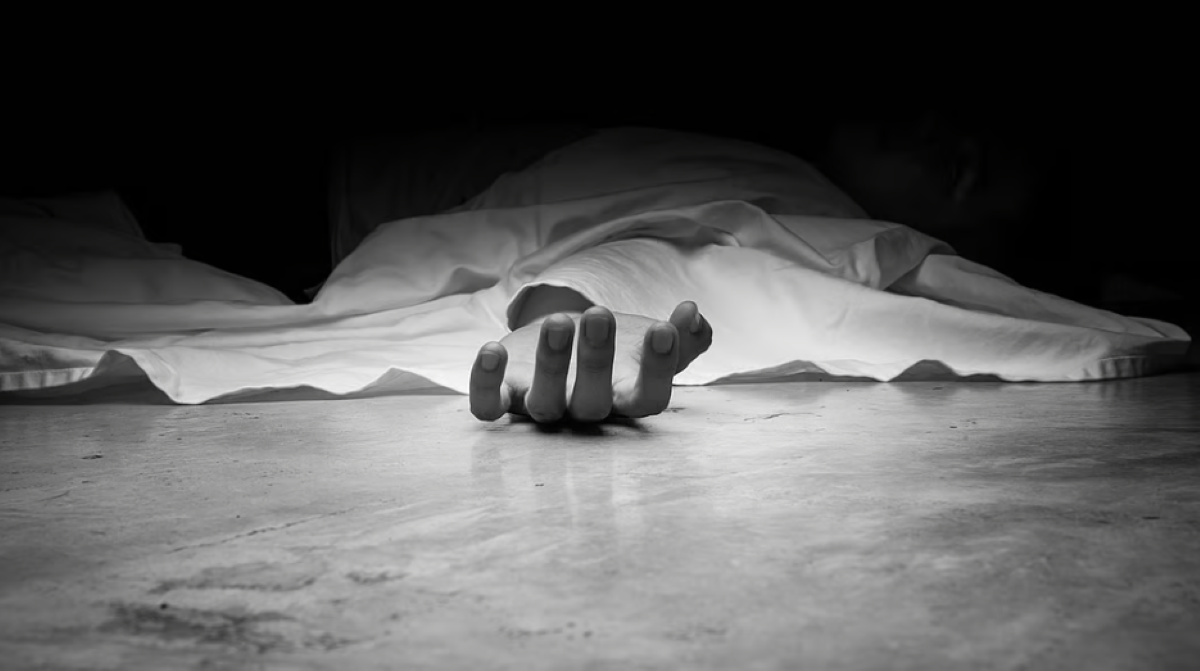 5 साल से पिता-पुत्री पर केयरटेकर दंपती पर अत्याचार का आरोप, पूर्व रेलकर्मी की मौत