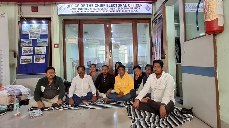 CEO ऑफिस के सामने BLO अधिकार रक्षा कमेटी के सदस्यों का रातभर धरना