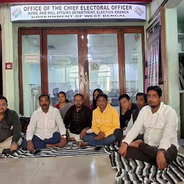 CEO ऑफिस के सामने BLO अधिकार रक्षा कमेटी के सदस्यों का रातभर धरना