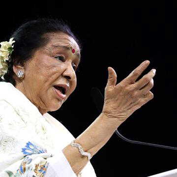 Asha Bhosle Death : आशा ताई के 10 ऐसे सदाबहार गाने तो आज भी झूमने को कर देते हैं मजबूर