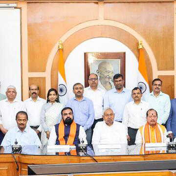 नीतीश कुमार की आखिरी कैबिनेट बैठक, भावुक माहौल में विधायकों को किया संबोधित