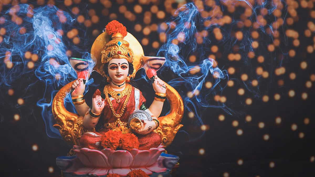 गलत चीज रखने से तो गरीबी आ ही सकती है, गृहस्थ के घर में देवी लक्ष्मी की किस प्रकार की तस्वीर या मूर्ति रखनी चाहिए ?