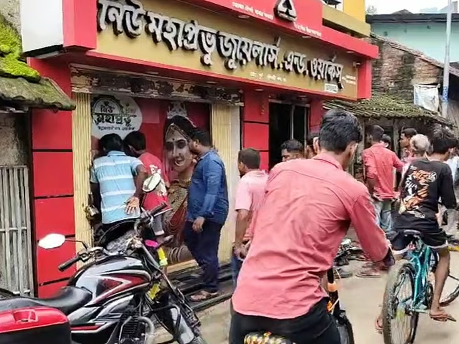 सोने की दुकान में ताबड़तोड़ गोलीबारी, तमलुक शहर में दिन-दहाड़े डकैती