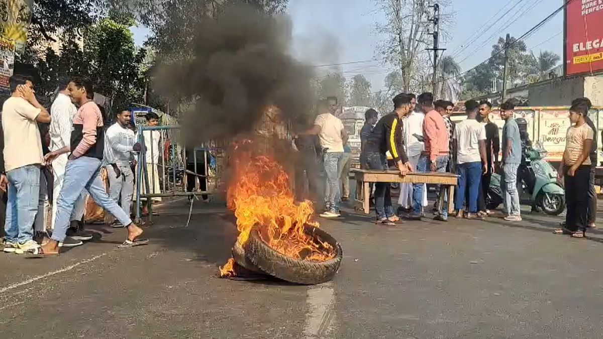 SIR से हैरानी, जशोर रोड पर टायर जलाकर प्रदर्शन