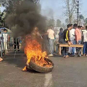 SIR से हैरानी, जशोर रोड पर टायर जलाकर प्रदर्शन