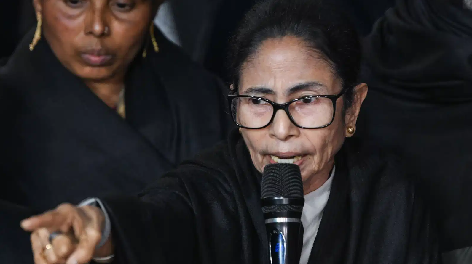 चुनाव आयोग के साथ बैठक अधुरा छोड़ बाहर निकली ममता बनर्जी, कहा - अपमानित हुए, आयोग ने किया पलटवार