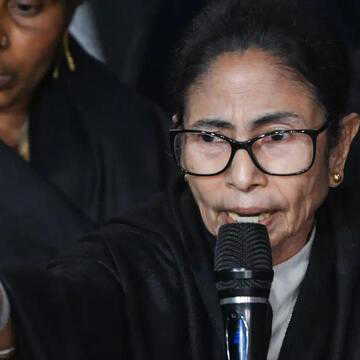 चुनाव आयोग के साथ बैठक अधुरा छोड़ बाहर निकली ममता बनर्जी, कहा - अपमानित हुए, आयोग ने किया पलटवार