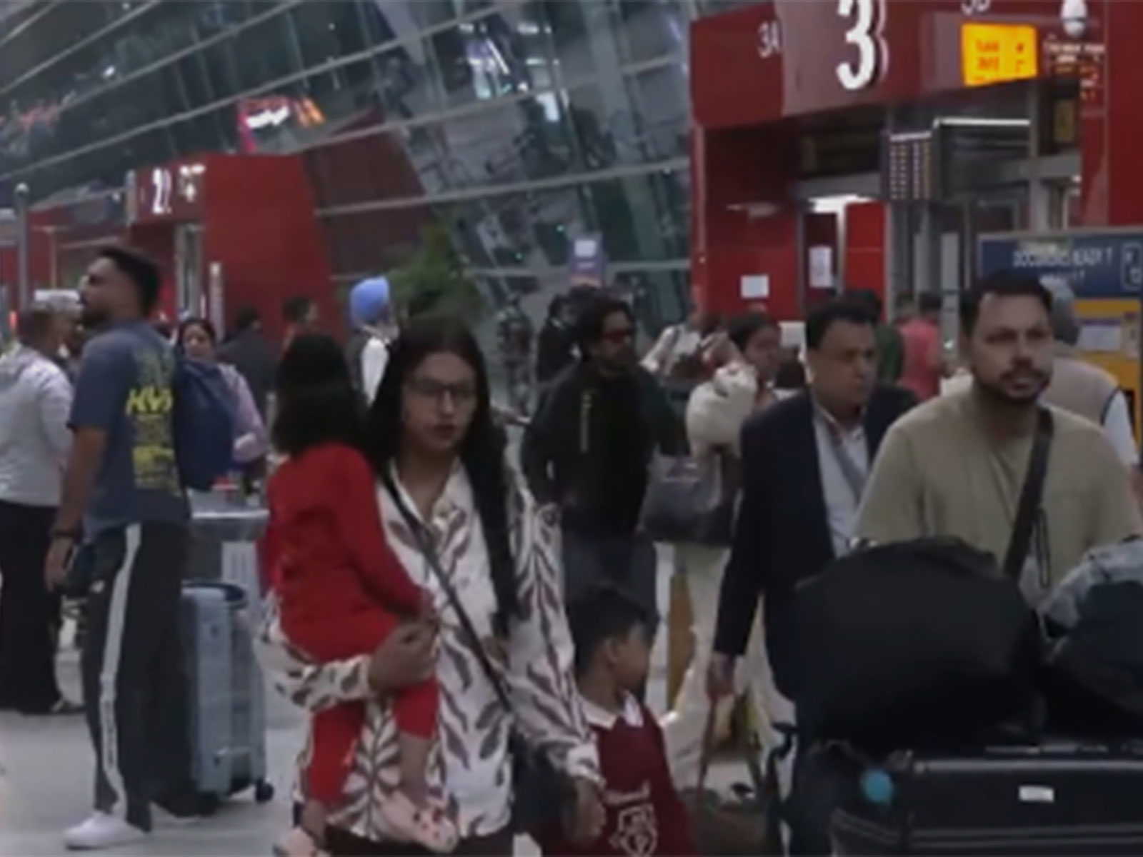 इजराइल-ईरान संघर्ष से उड़ानें रद्द, IGI पर यात्रियों की बढ़ी परेशानी