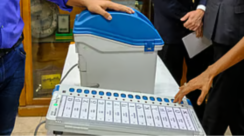 लाइट बंद! आरजेडी का बिहार के स्ट्रांग रूम में संदिग्ध गतिविधि का आरोप, आयोग की सफाई