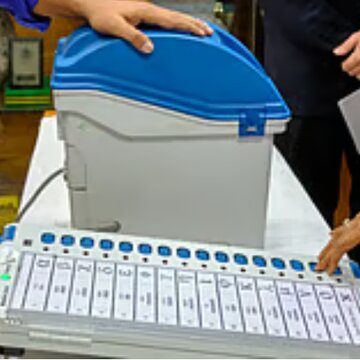 लाइट बंद! आरजेडी का बिहार के स्ट्रांग रूम में संदिग्ध गतिविधि का आरोप, आयोग की सफाई