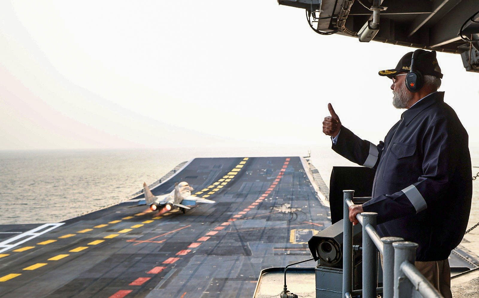 प्रधानमंत्री ने देखा आईएनएस विक्रांत पर मिग-29के विमानों का एयर पावर डेमो