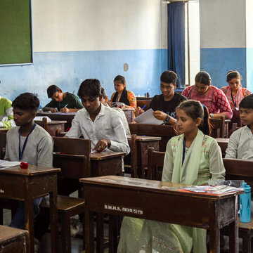 माध्यमिक की परीक्षा आज से शुरू, SIR की वजह से निरीक्षकों की कमी से जुझ रहे स्कूल