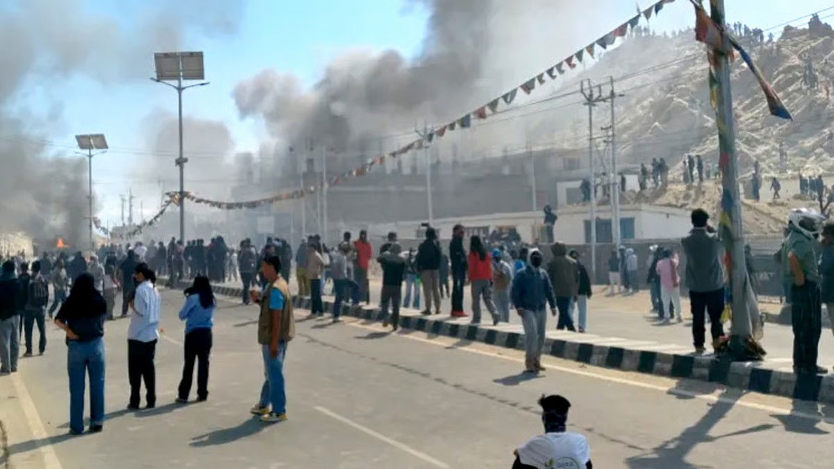 लद्दाख में हिंसा की साजिश किसने रची, सोनम वांगचुक या...? सुप्रीम कोर्ट के रिटायर्ड जज बी एस चौहान करेंगे जांच