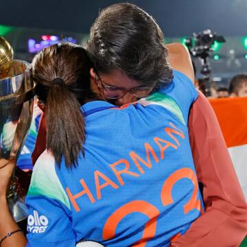 'सॉरी दीदी...' कहकर झूलन गोस्वामी से लिपट गयी वर्ल्ड चैम्पियन कप्तान हरमनप्रीत कौर, आखिर क्यों?