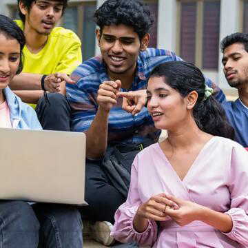 मोबाइल और सोशल मीडिया छोड़ भजन में रम रहे इंजीनियरिंग छात्र