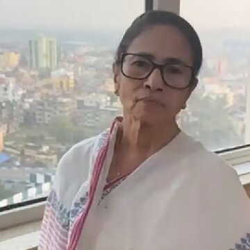 तूफानी बारिश में अटकी ममता बनर्जी की उड़ान, हेलिकॉप्टर को डायवर्ट किया गया