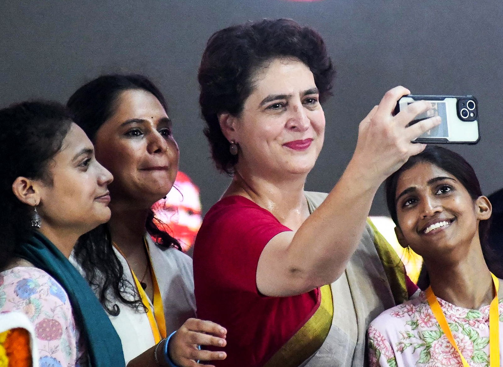 सरकार पैसे का लालच देकर वोट खरीदना चाहती है-प्रियंका गांधी