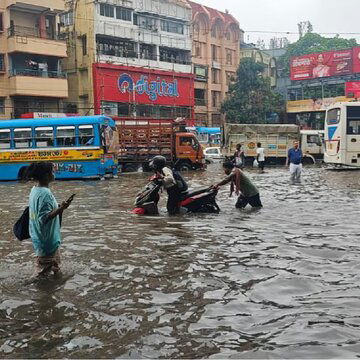 भारी बारिश से डूबा महानगर, विद्युत स्पर्शाघात से 5 लोगों की मौत