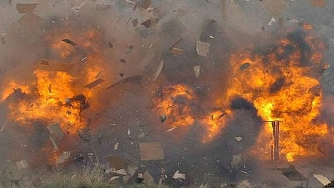 अचानक तेज धमाके से दहल उठा खड़दह का रिहाइशी इलाका, मकान की उड़ गई छत