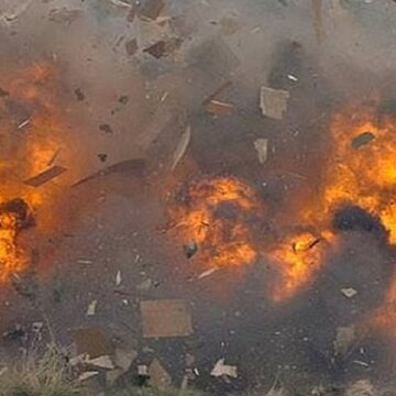 अचानक तेज धमाके से दहल उठा खड़दह का रिहाइशी इलाका, मकान की उड़ गई छत