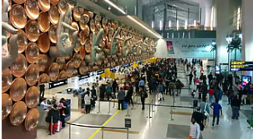 दिल्ली हवाई अड्डे पर विमान सेवा बाधित, 100 से अधिक उड़ानों में देरी