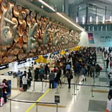 दिल्ली हवाई अड्डे पर विमान सेवा बाधित, 100 से अधिक उड़ानों में देरी